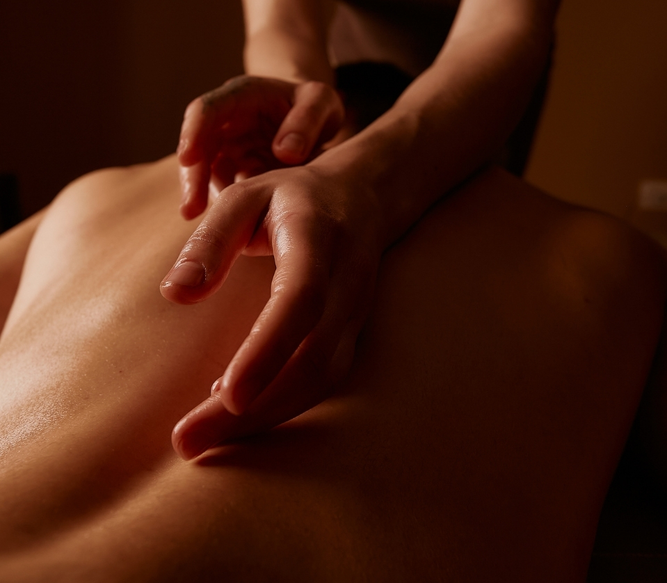 massage-close-up-hands-on-back-2-at-natural-body-spa-med-spa-atlanta-2000x635