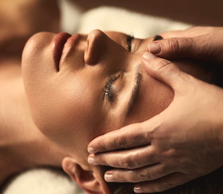 woman-face-and-shoulders-facial-receiving-swedish-massage-at-natural-body-spa-med-spa-atlanta-2000x635